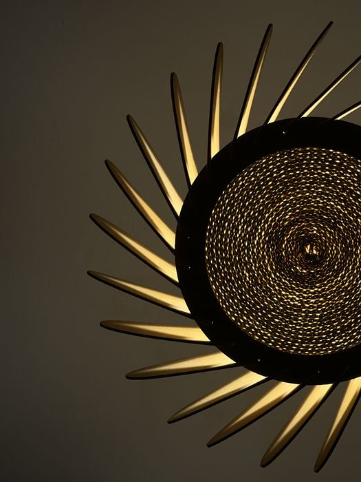 Lustra ambientala din lemn