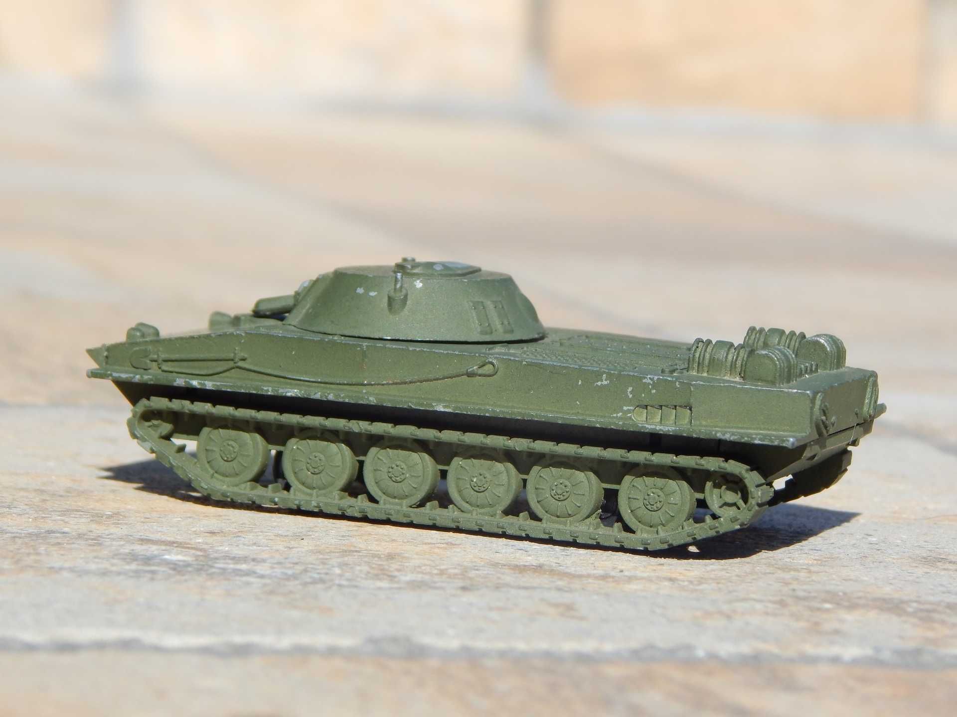 Macheta tanc usor amfibiu PT-76 fab URSS lipsa tun turela sc 1:72