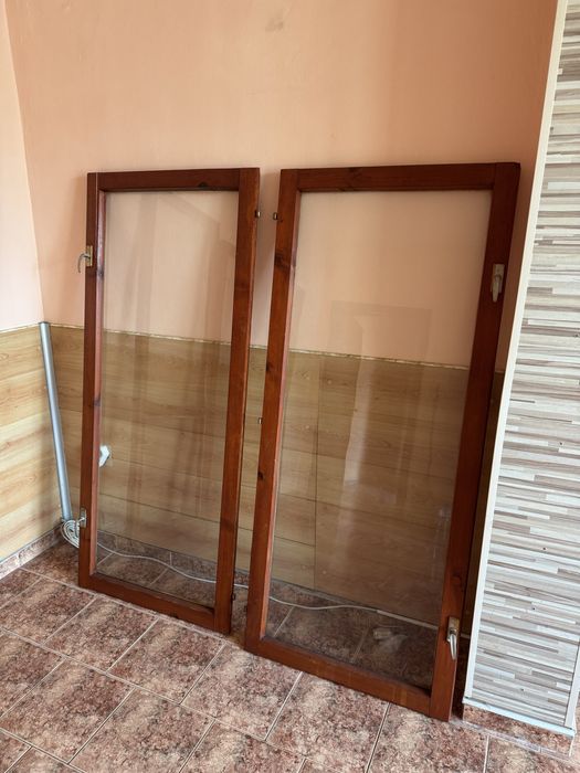 Прозорци и врата с дървена дограма