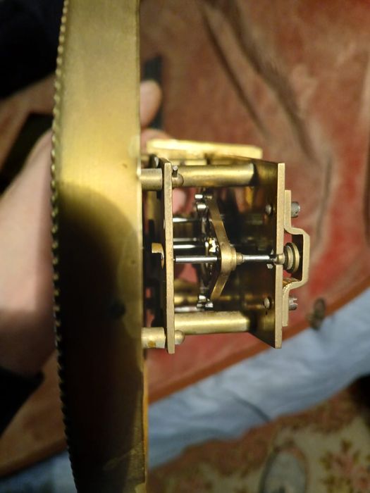 Pendula de perete cu secundar cu o greutate