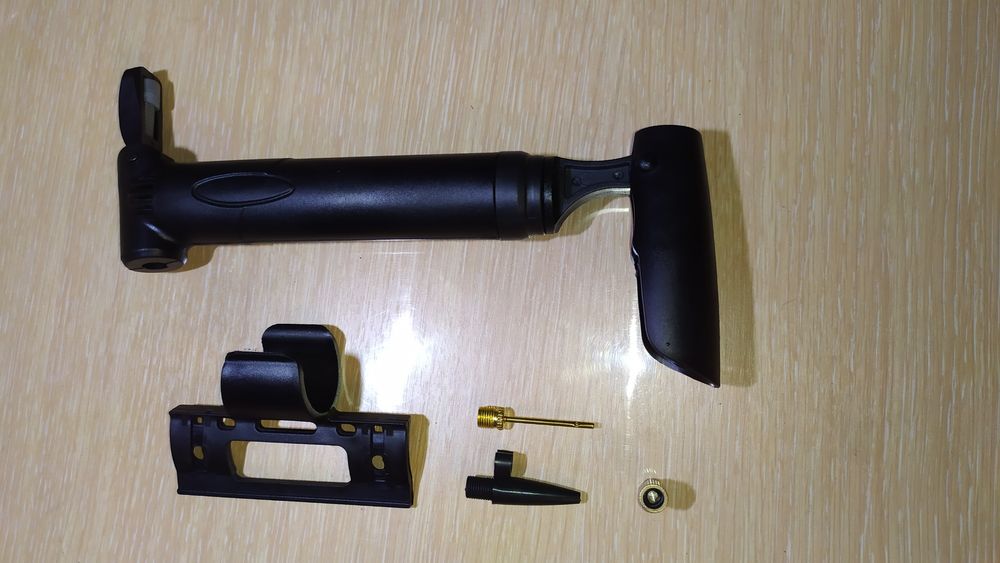 Насос для велосипеда с переходниками. Компактный