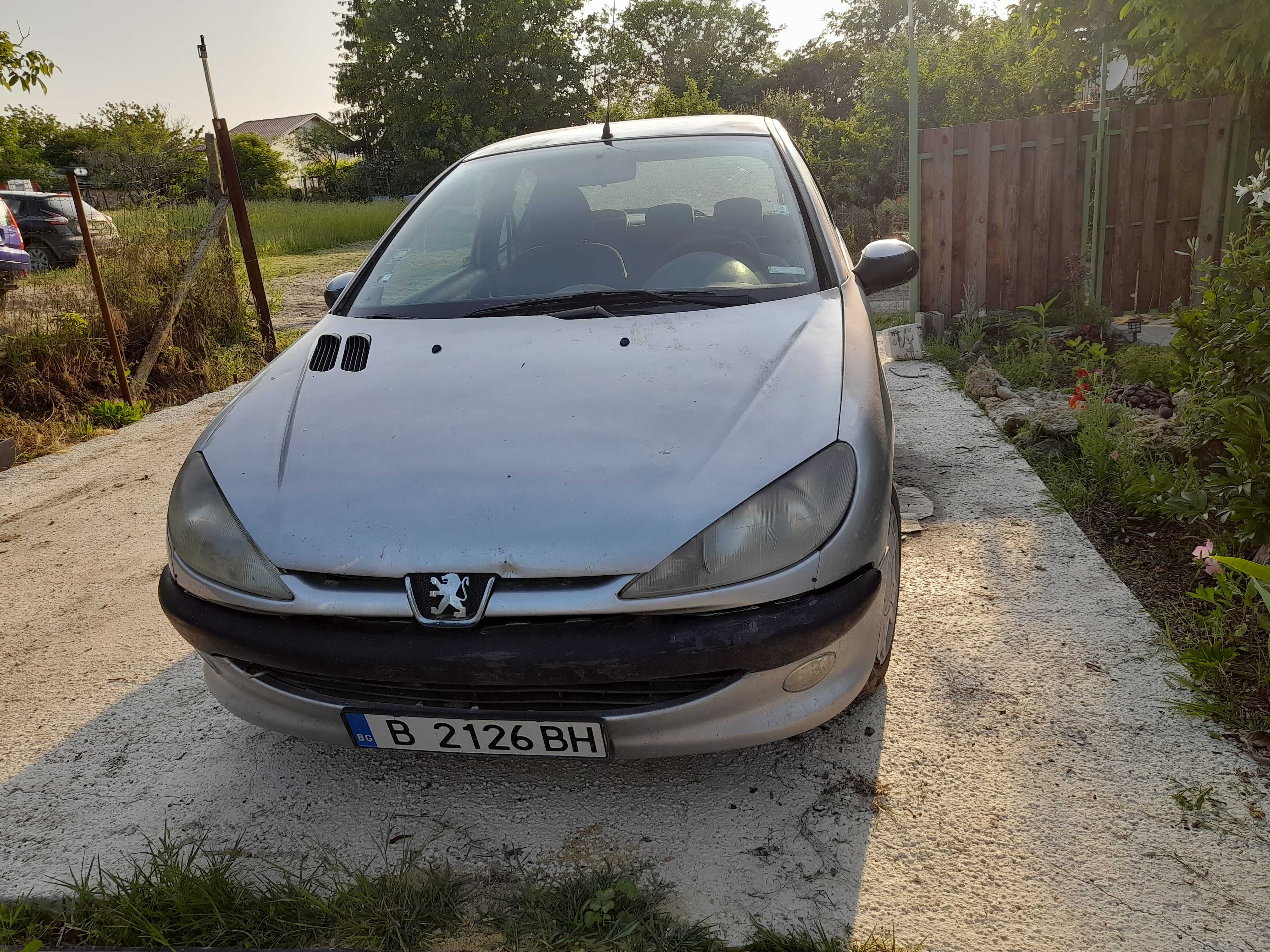 Продавам peugeot 206 технически добре с външни забележки