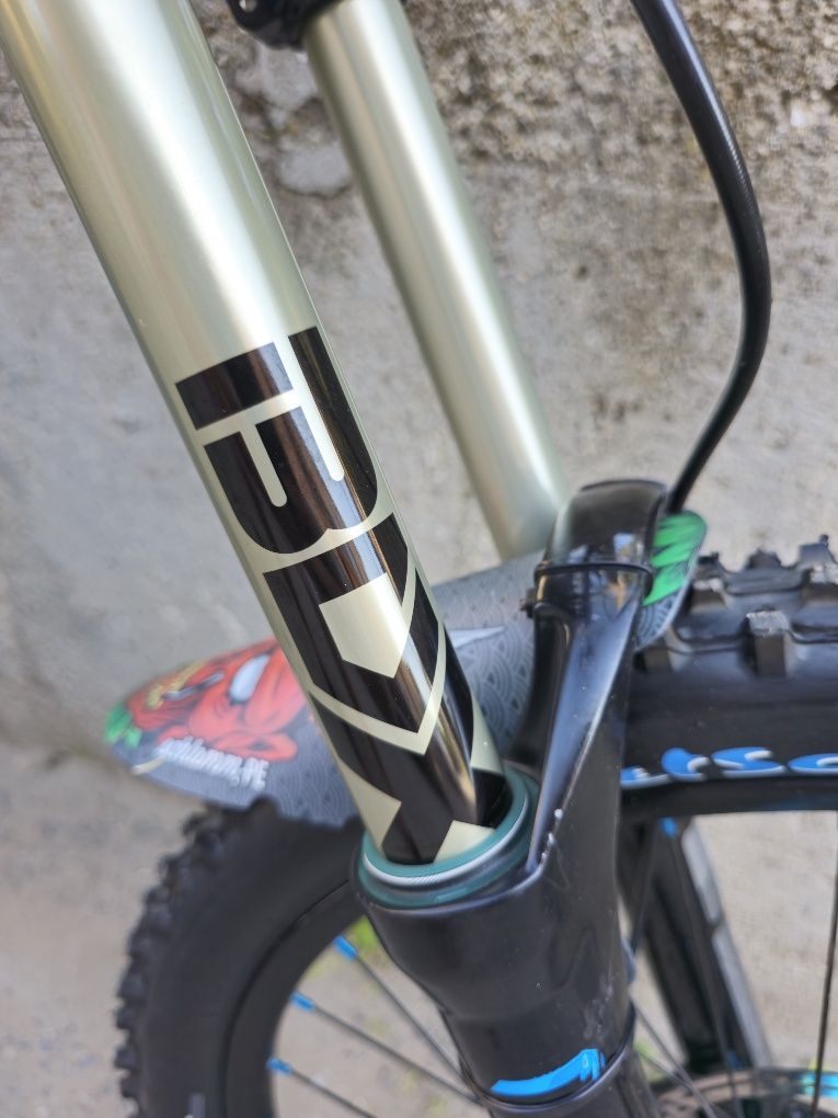 YT Tues Downhill 26 цола S-M размер Въздушна  Boxxer, Обслужен Готов
