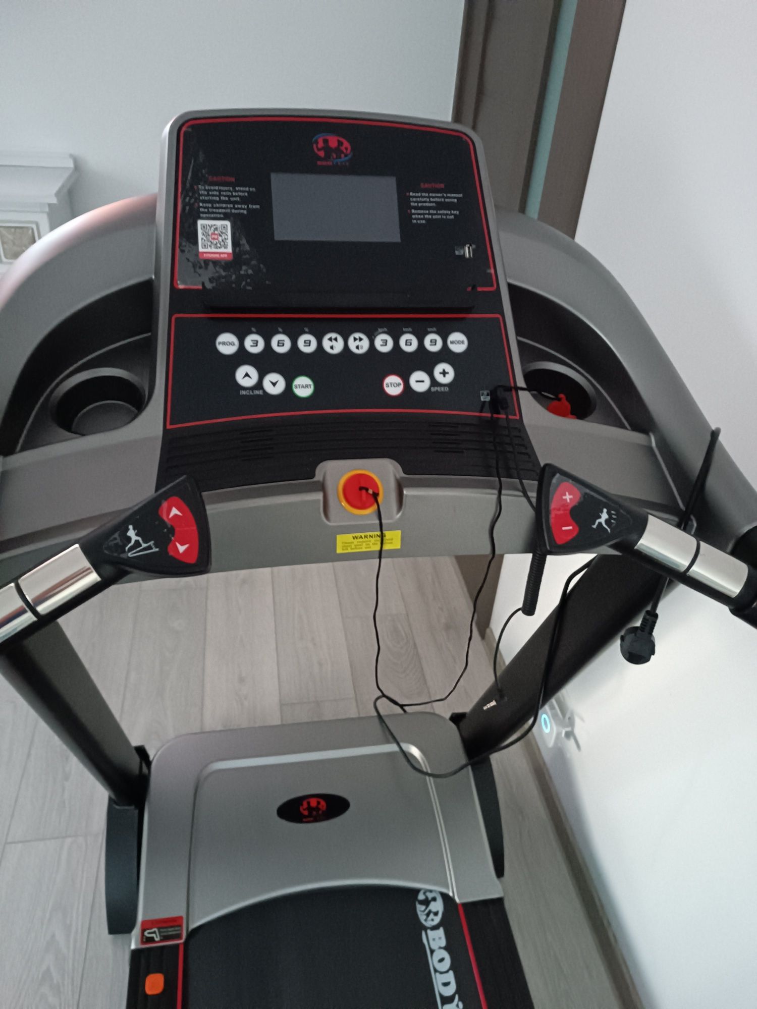 Vând banda de alergare BODY FIT A 6000