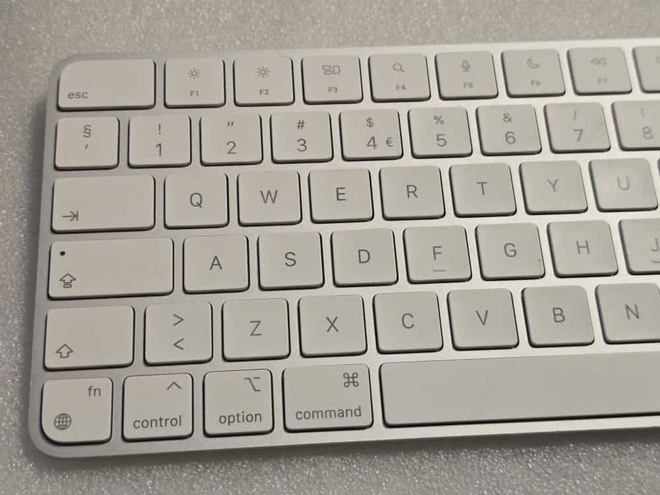 Tastatura Apple Magic Keyboard (2024), Bluetooth, Lightning port