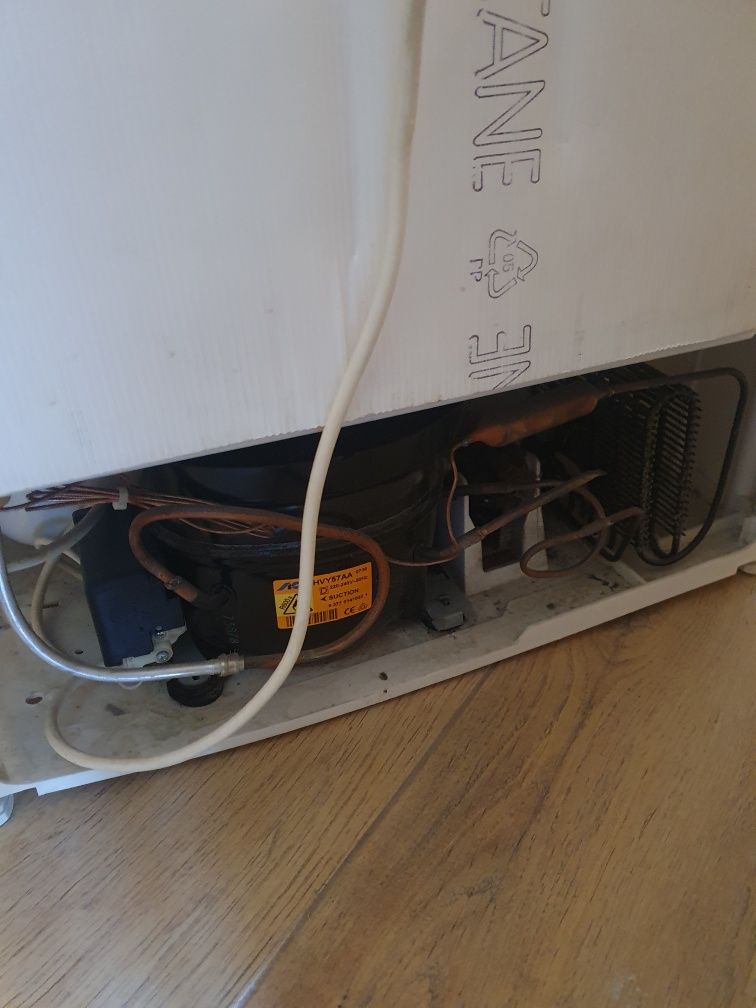 Продавам хладилник за вграждане INDESIT
