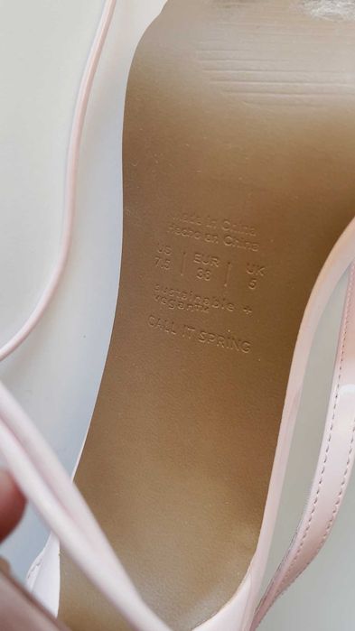 Sandale roz lăcuite, 110 lei