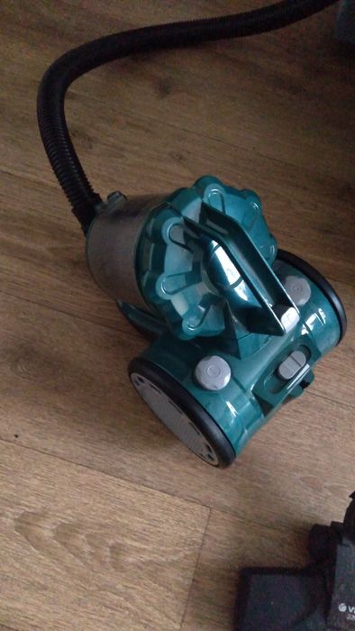 Продам новый пылесос vitek 8137. Пользлвался неделю и всё мощность2200