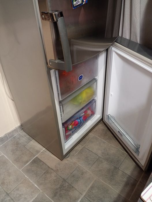 Хладилник с една малка забележка която не пречи ,взимане от място