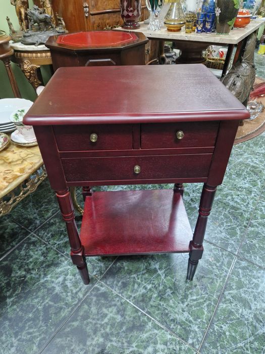 Прекрасна антикварна английска конзолна масичка