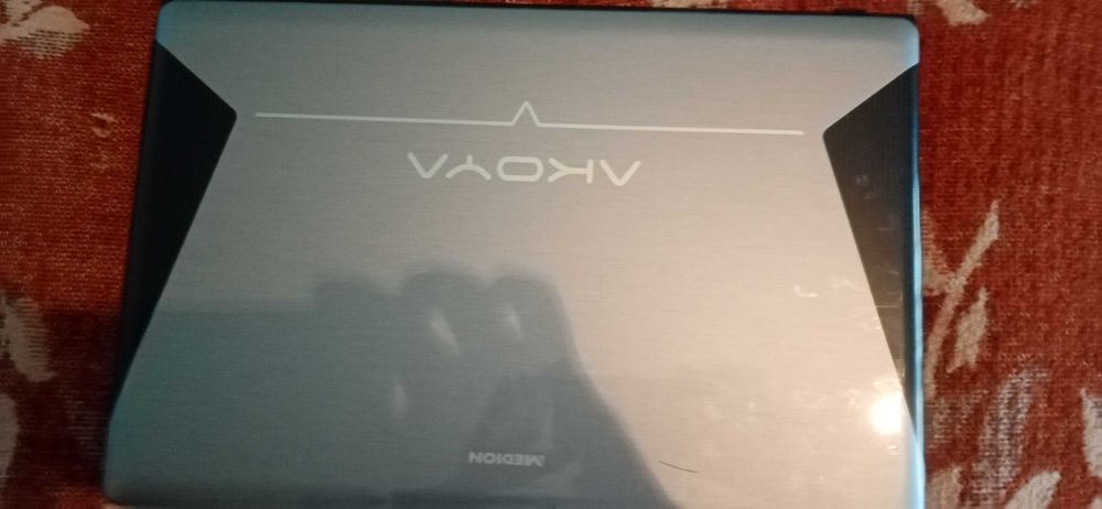 Продавам lap top medion