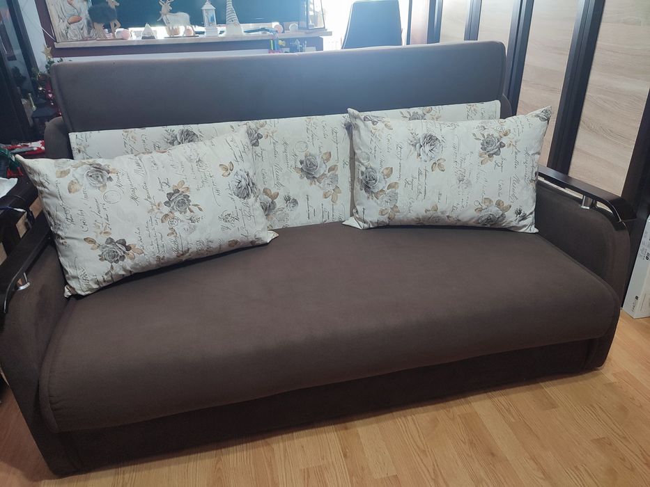 Vând canapea extensibila 3 locuri pe structura metalica