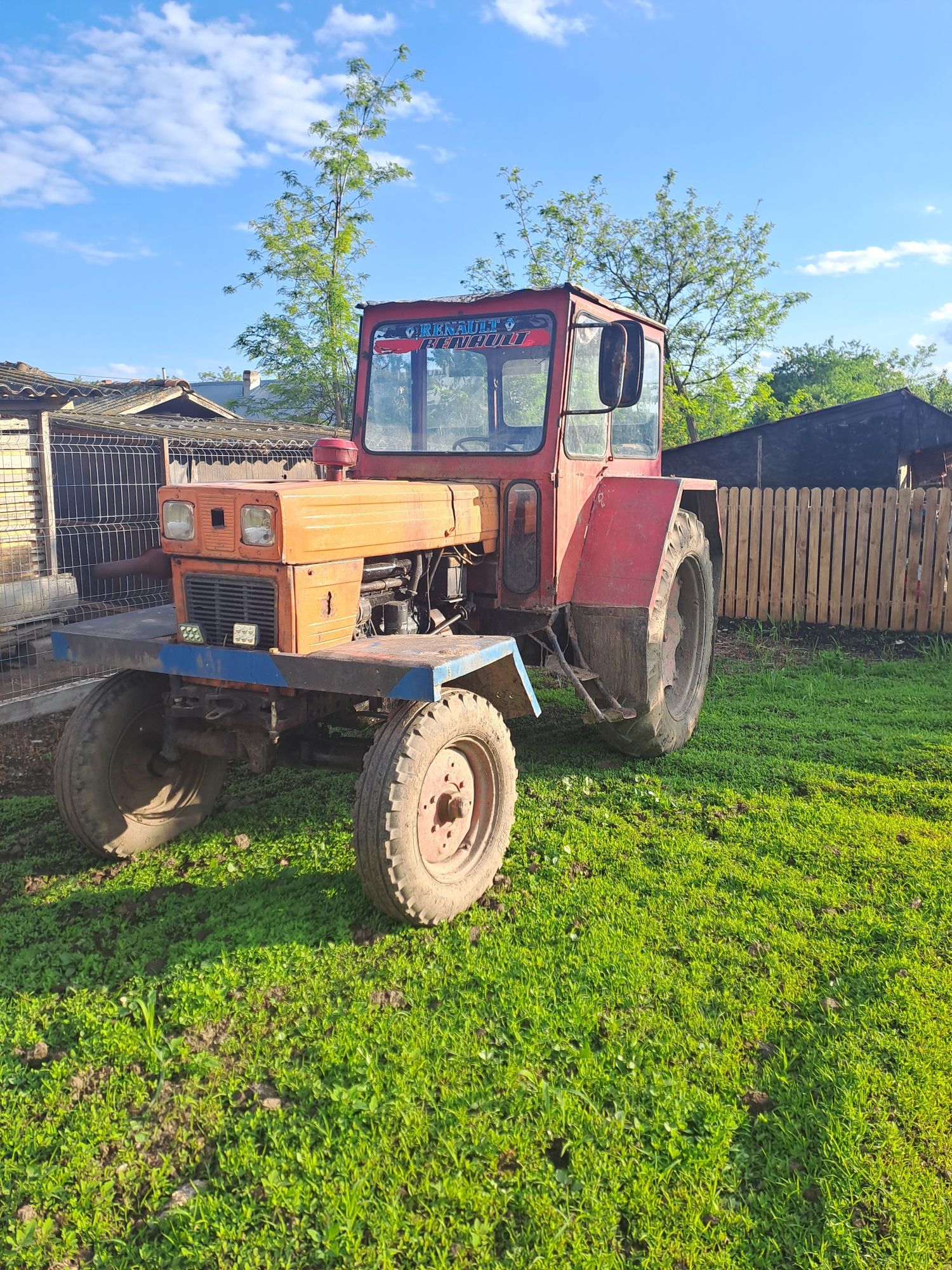 Vând tractor universal U650