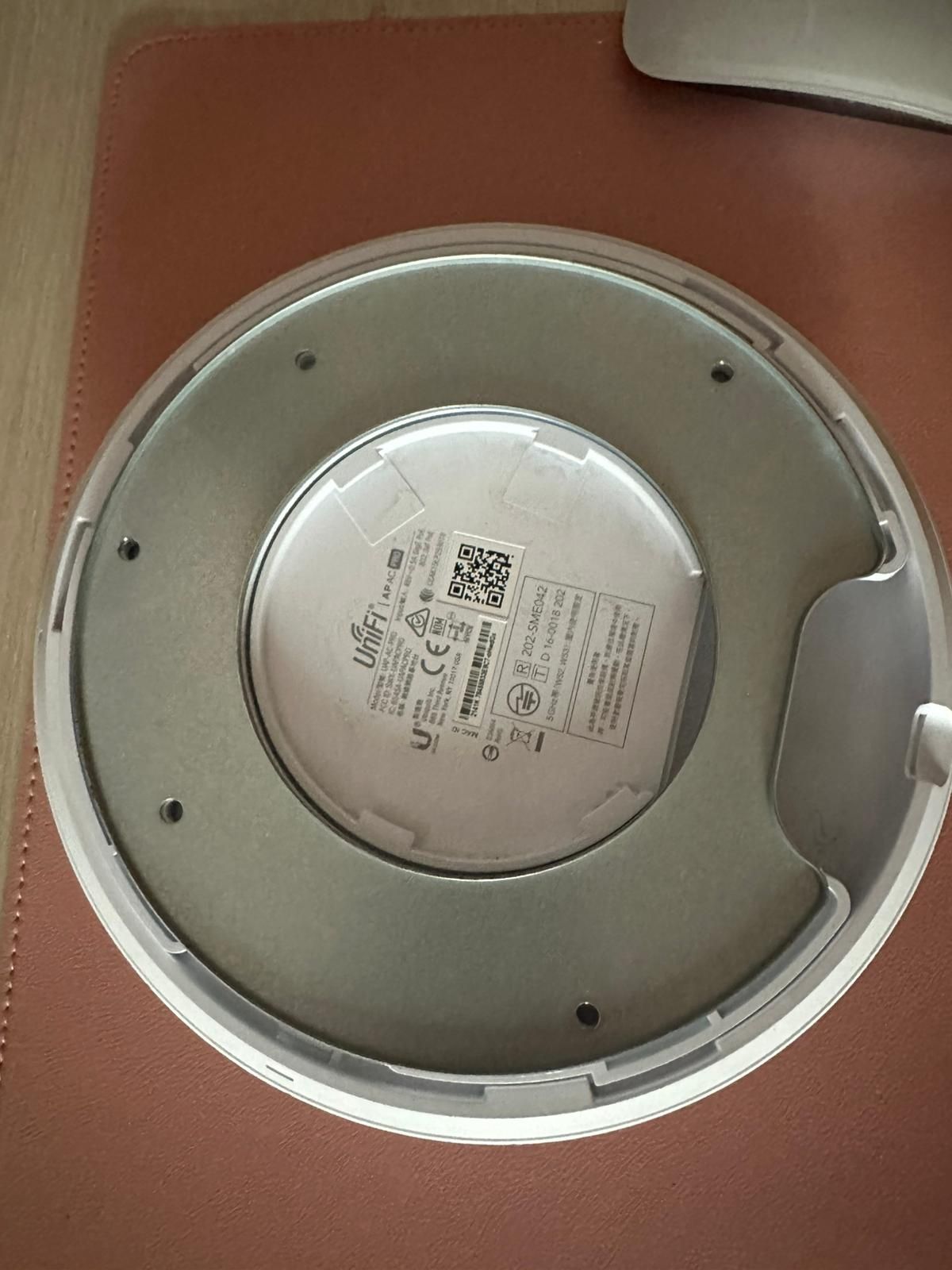 Access Point Ubiquiti UniFi AC Pro, Wi-Fi 2,4 GHz si 5 GHz, UAP-AC-PRO