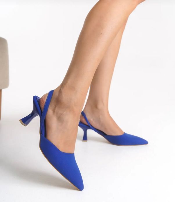 Сини обувки на ток с отворена пета и остър връх