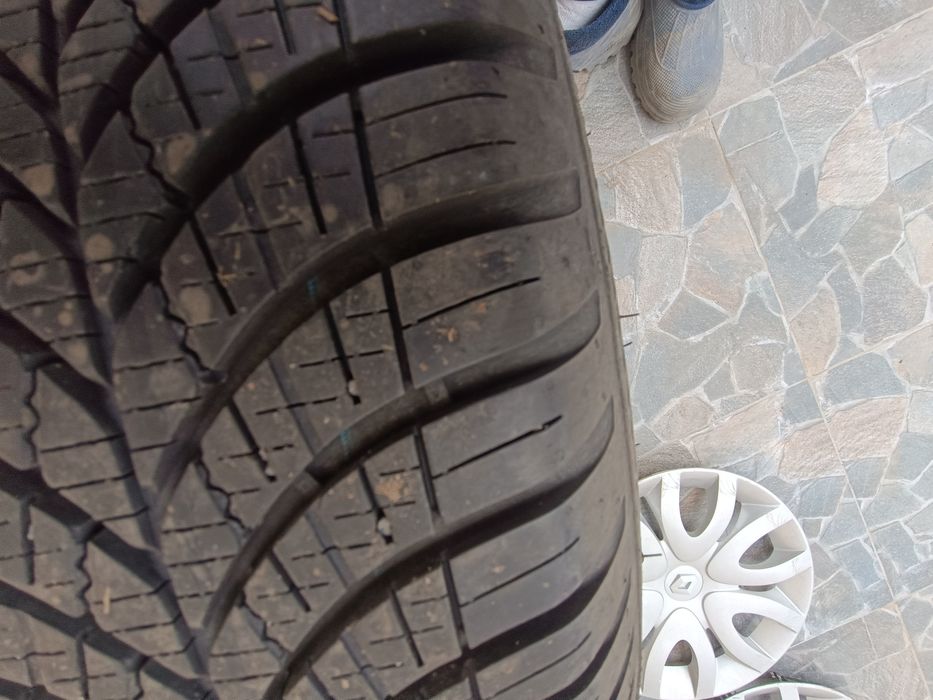 Vând jante cu anvelope R15 +capace cu sigla Renault