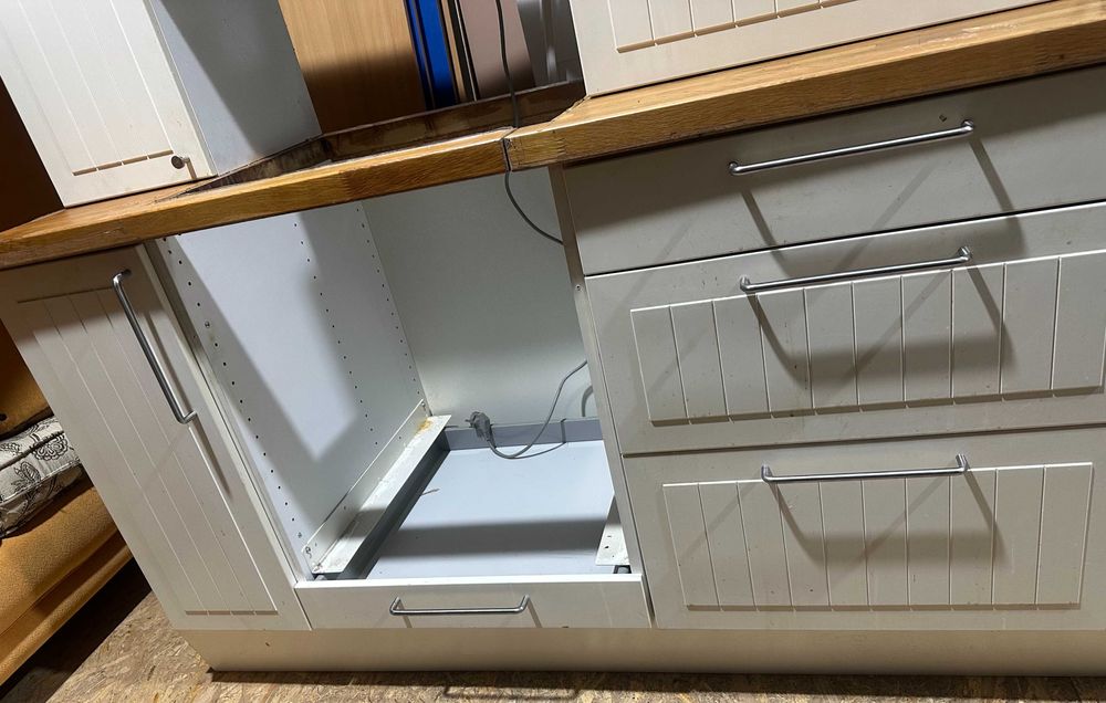 Bucatarie cu blat 2,70 m; Mobila bucatarie; Bufet si Dulap Suspendat