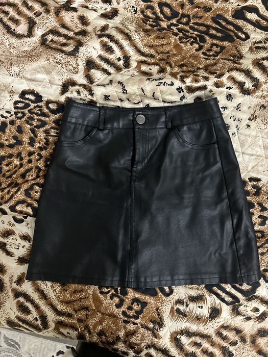 Кофта Guess, кожаная юбка