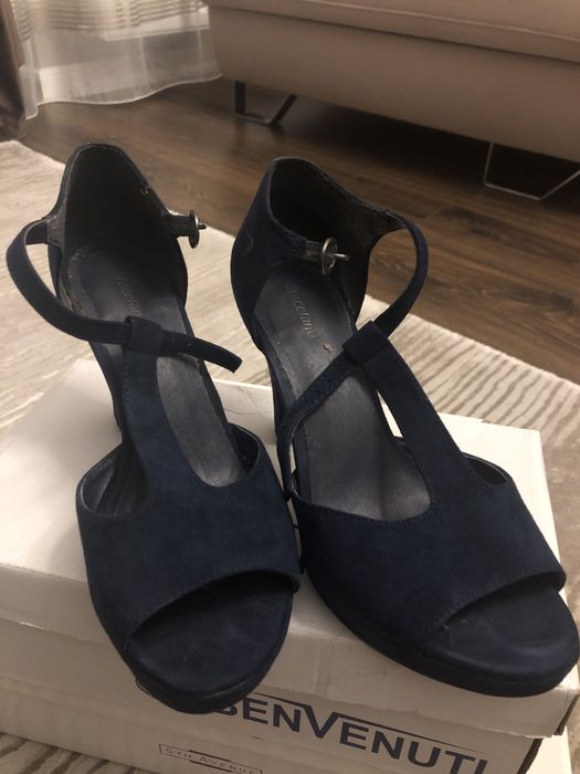 Sandale bleumarin din Deichmann