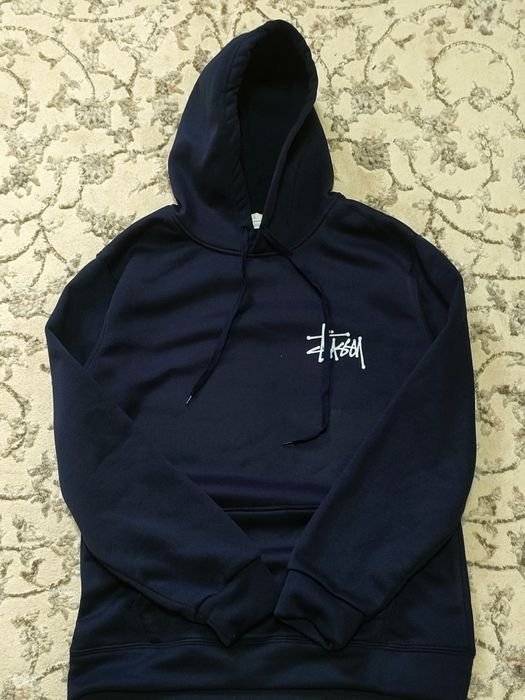 В продаже худи от бренда stussy