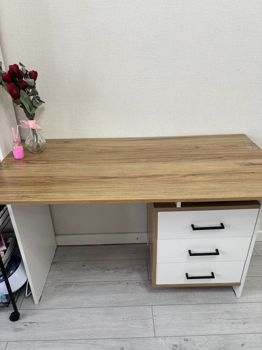 Стол письменный, в хорошем состоянии