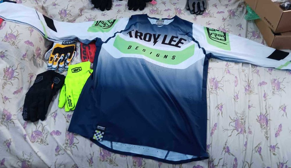 Tricouri Troyleedesigns