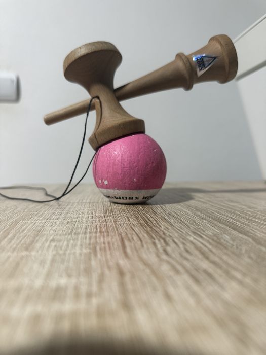 Vând kendama krom pop
