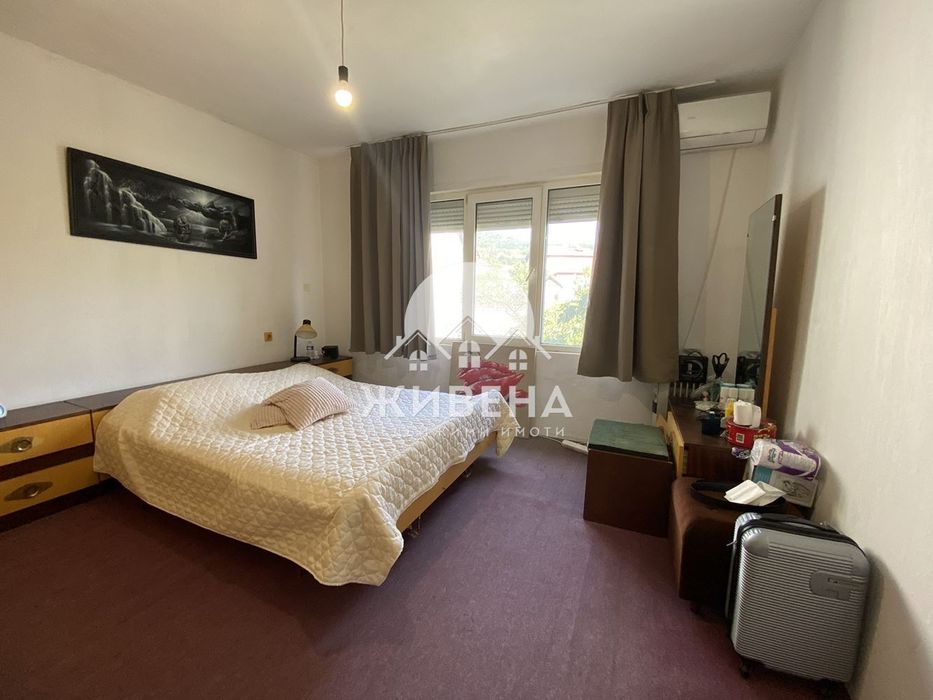 Продавам триетажна къща в обл.Варна, гр. Аксаково, РЗП: 306 кв.м