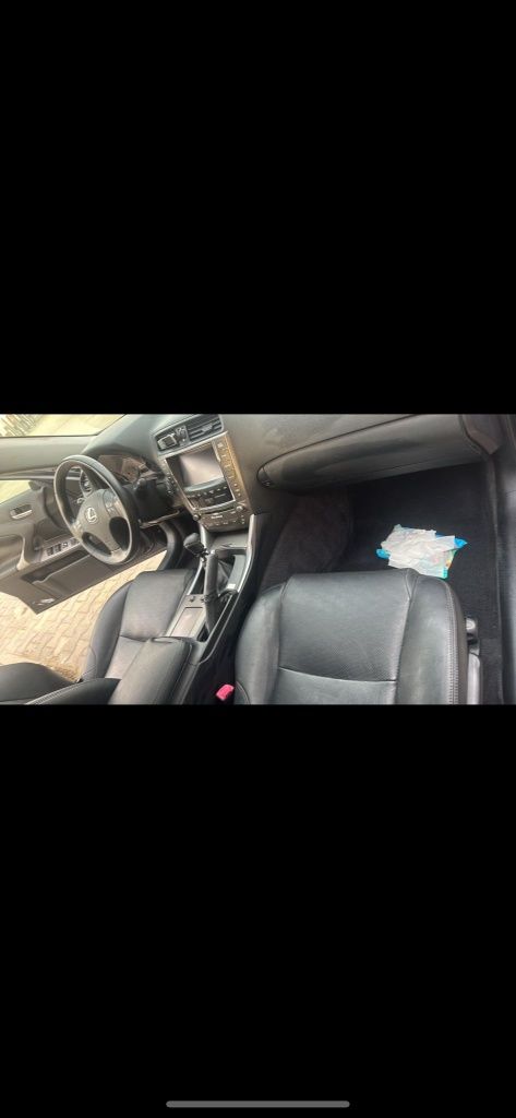 Lexus is 220d an 2010