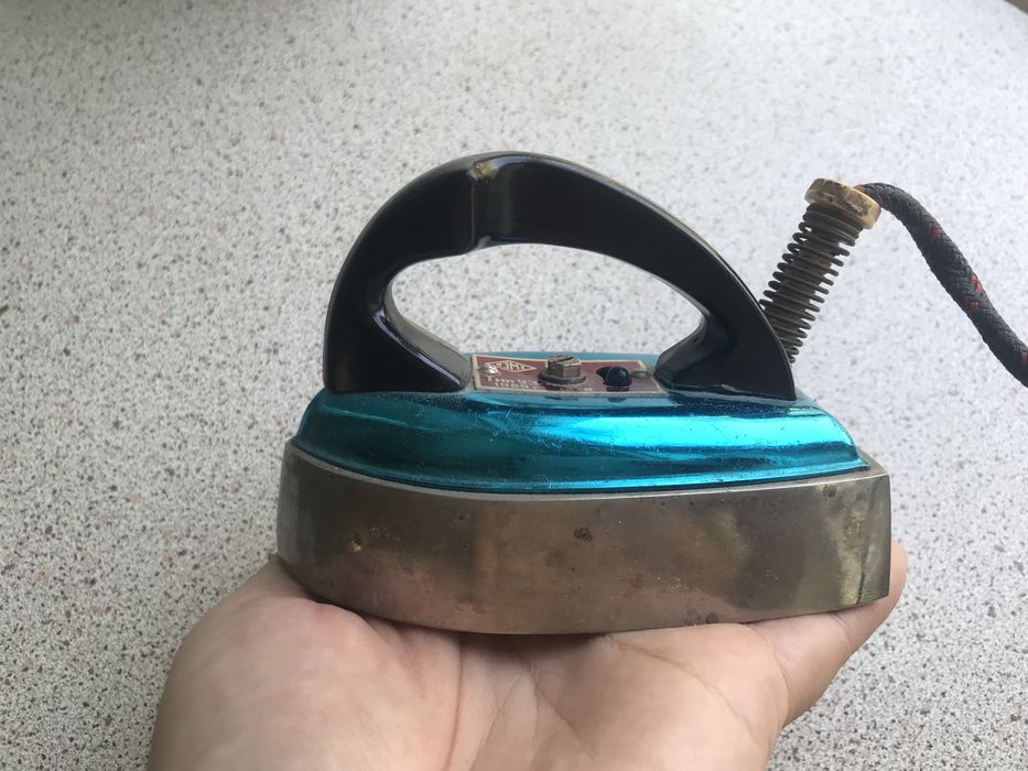 Раритетный утюг рабочий