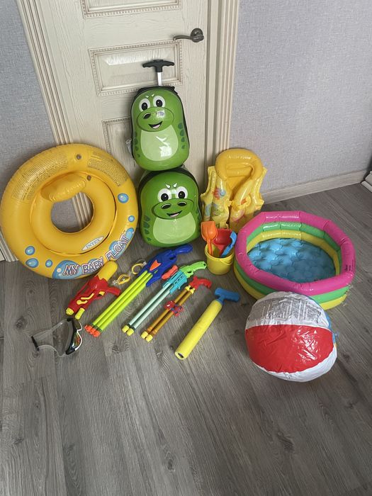Детский чемодан и водные игрушки