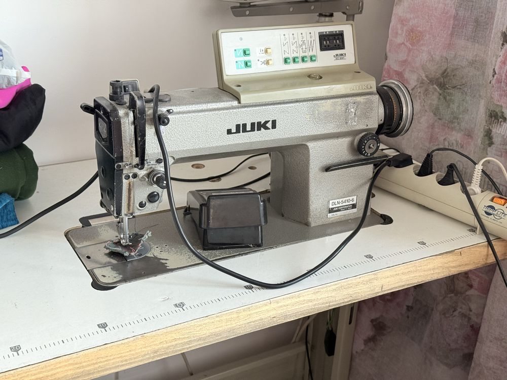 Продам Промышленную швейную машинку JUKI