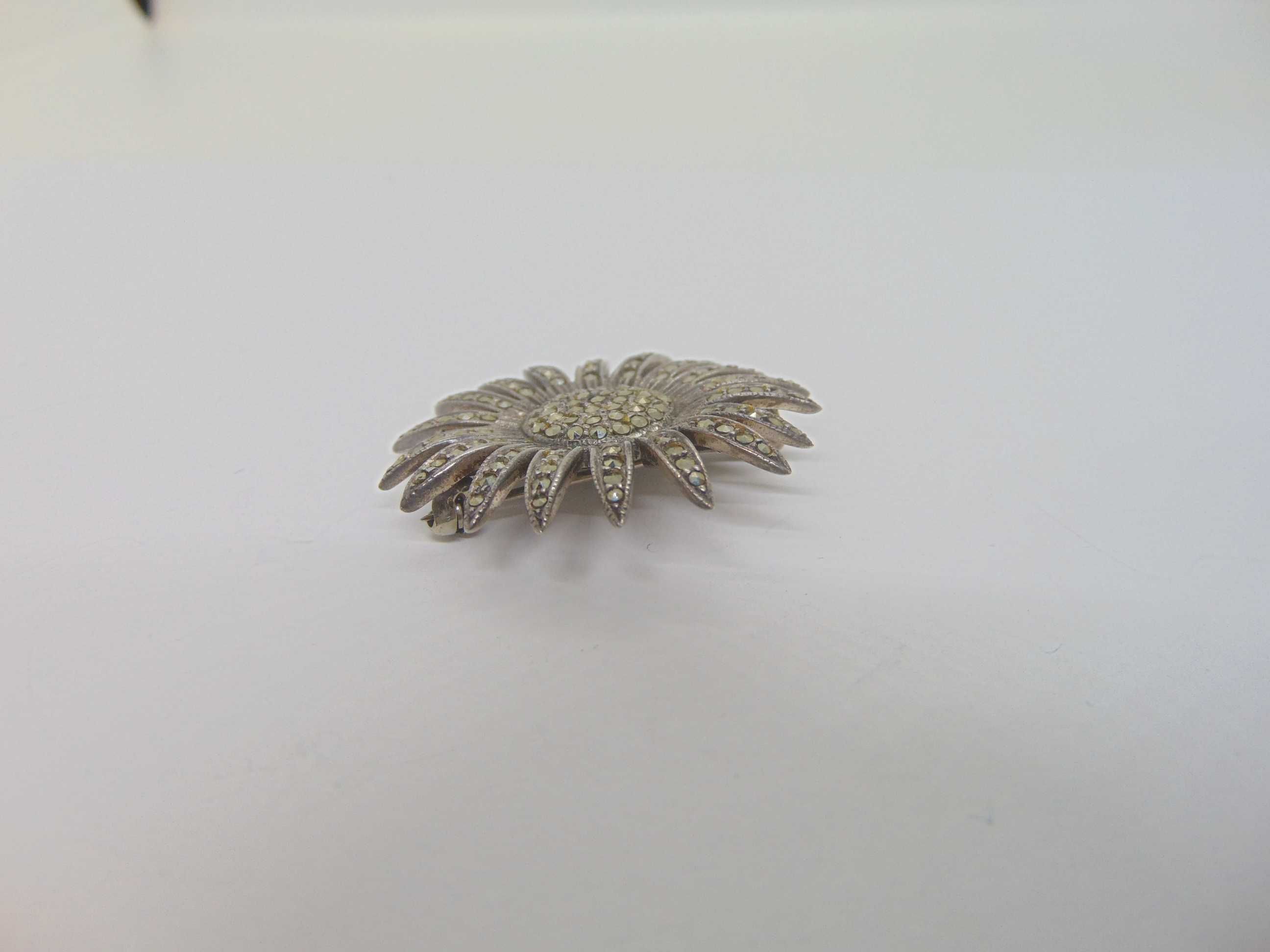 Brosa floare din argint cu marcasite