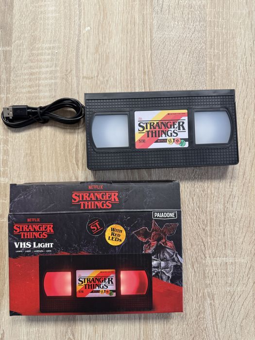 Stranger Things: VHS Logo Light Lumina / bec in forma de caseta video