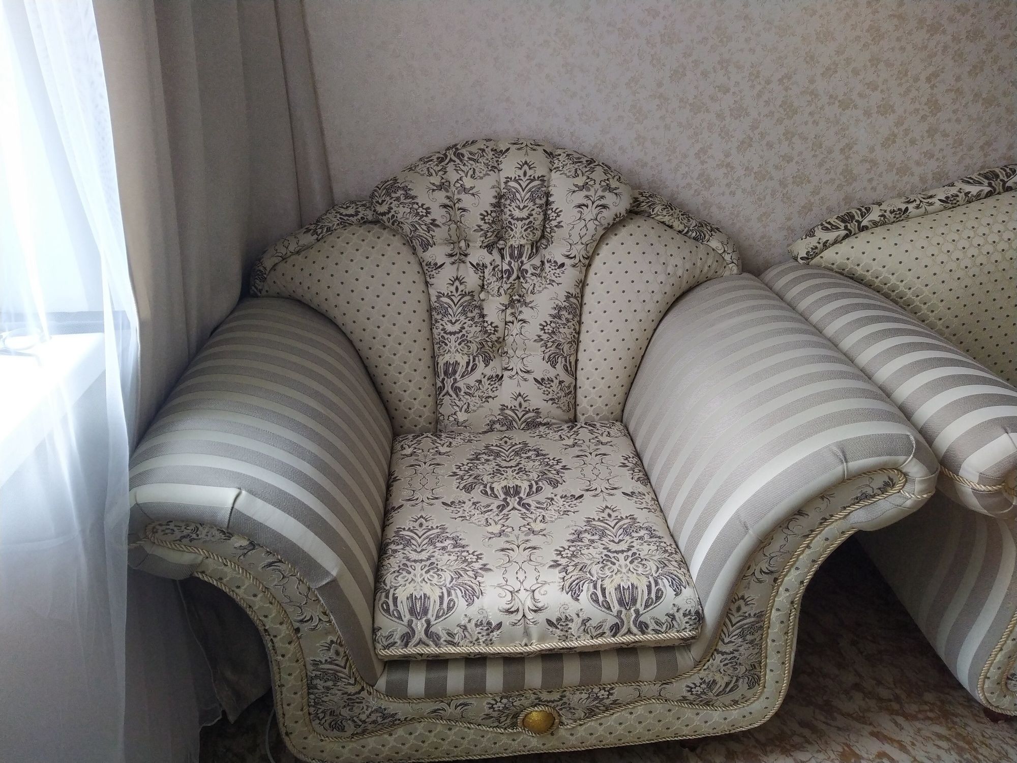 Продам диван и два кресла