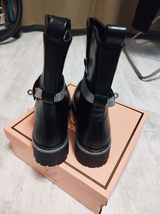 Боти с камъчета блестящи