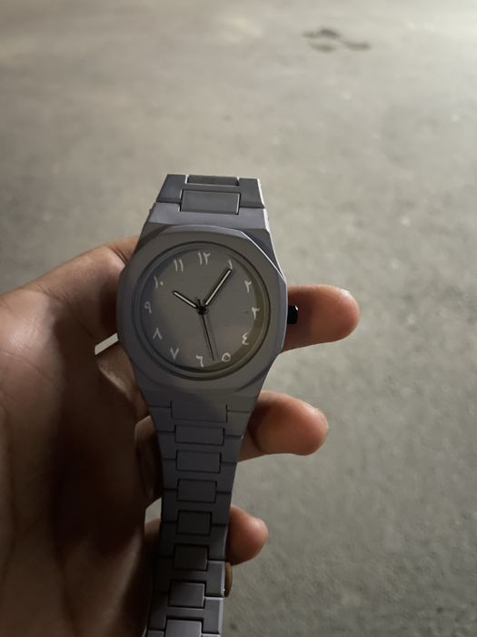 Продам часы  серые