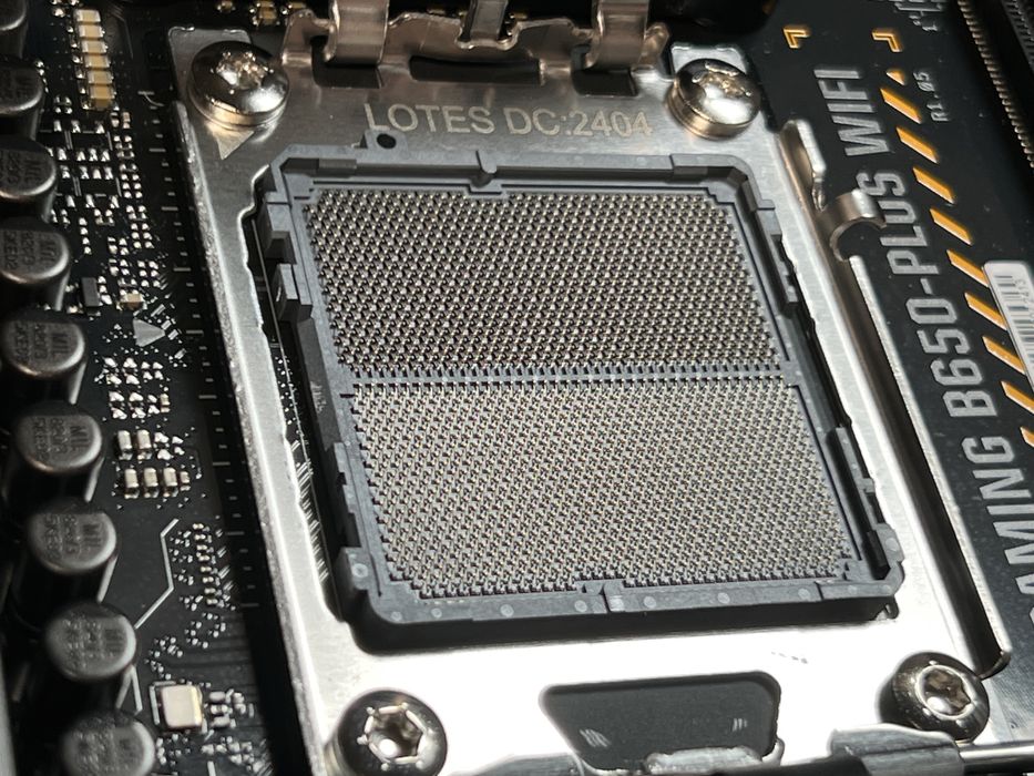 ASUS TUF GAMING B650-PLUS WIFI – 7 9800x3D 7 7800x3d