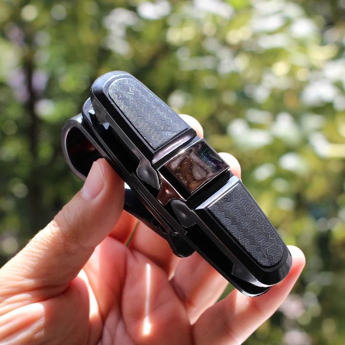 Suport auto ochelari cu prindere la parasolar pentru 2 perechi