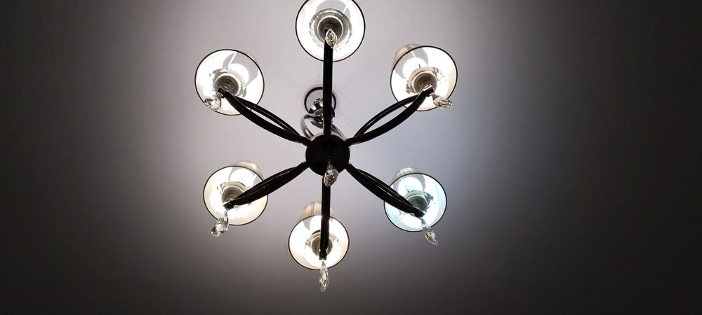 Люстра продоетса