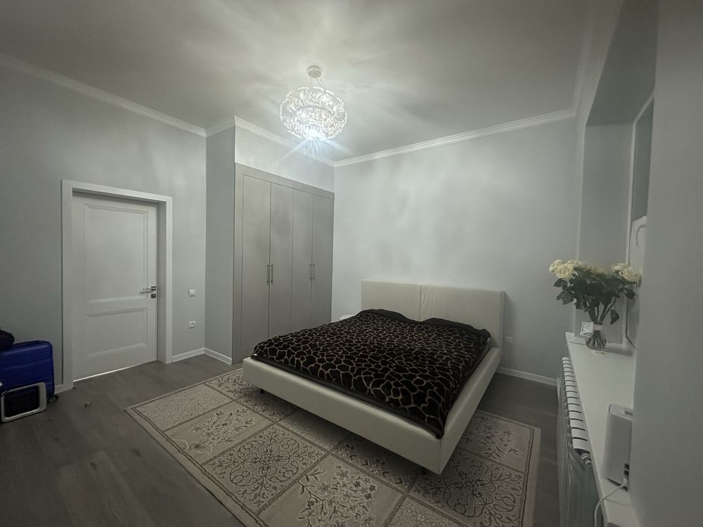 Продам двухспальную кровать с матрасом 180/200