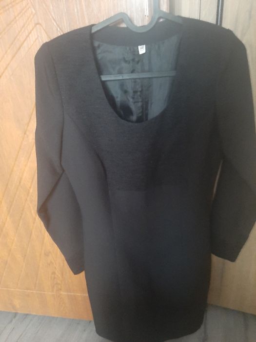 Черна рокля с дълъг ръкав