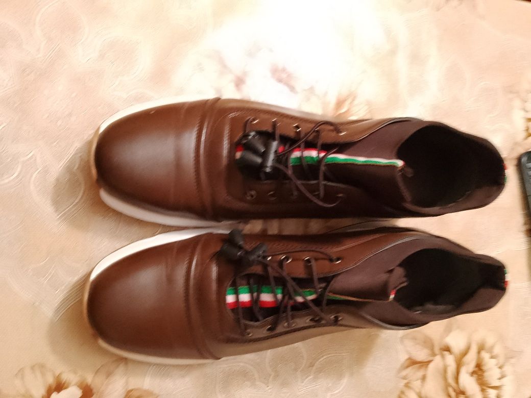 Мъжки обувки нови от естествена кожа номер 44 .