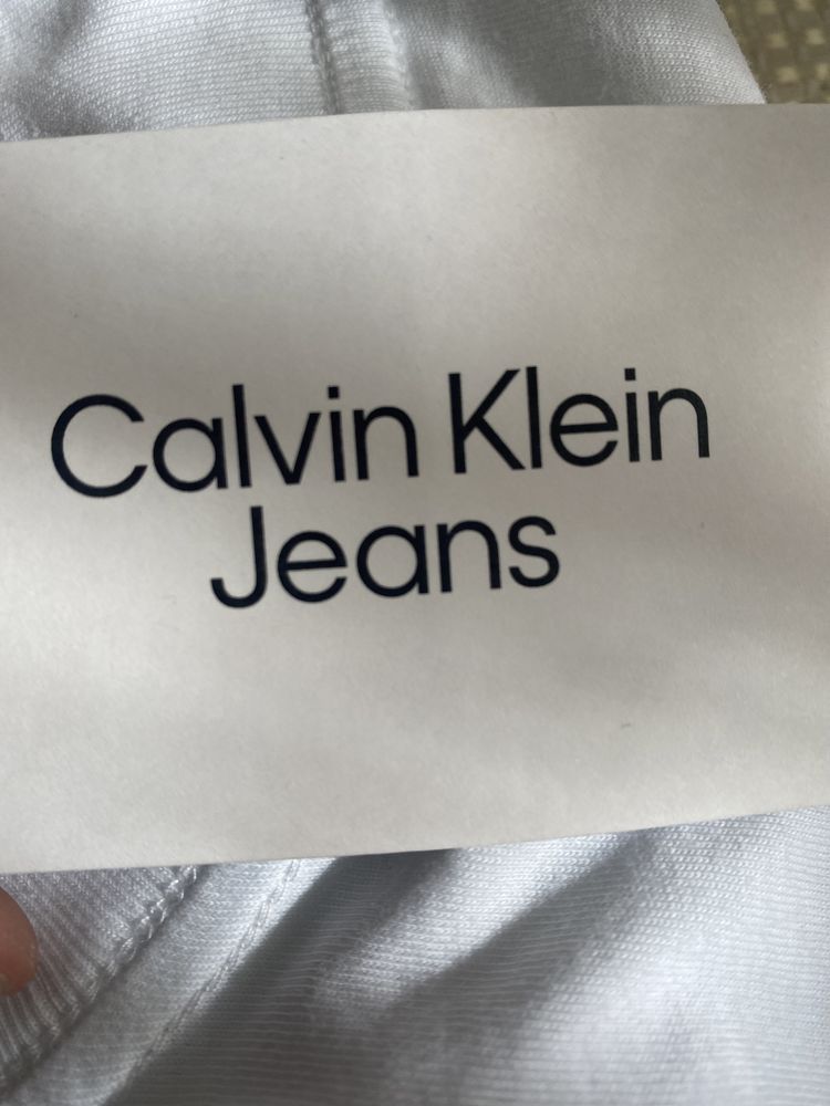 Vând tricou Calvin Klein jeans cu 250 lei