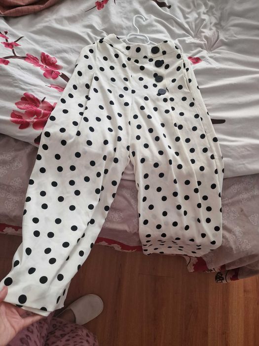Pantaloni albi cu buline negre