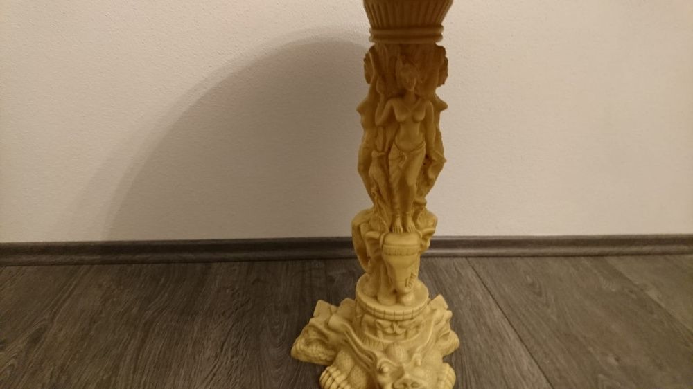 Masuta cu sculpturi asiatice