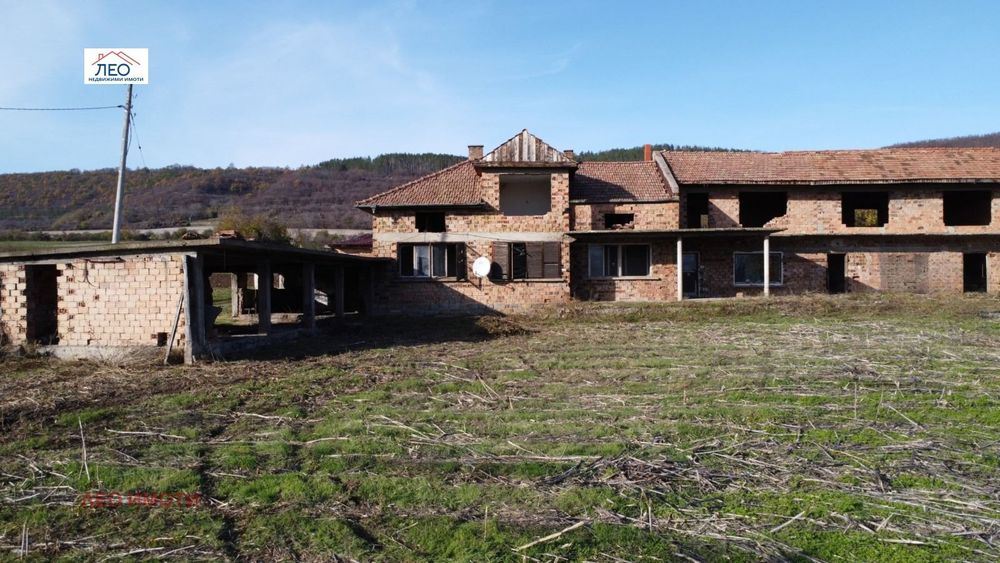 Къща в Габрово, област-с.Кормянско площ 318 цена 85000