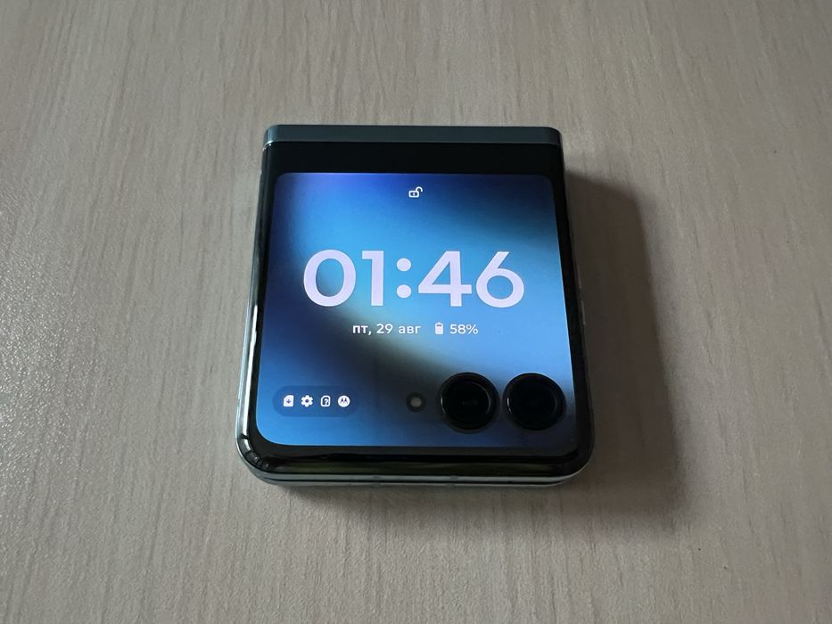 Продавам Motorola Razr 40 Ultra 256/8+4GB