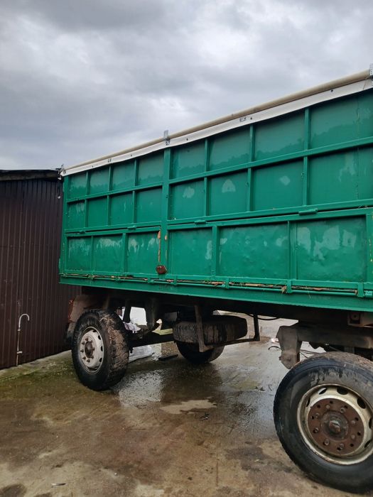 Vând tractor u650 si remorca ,tractor new holland