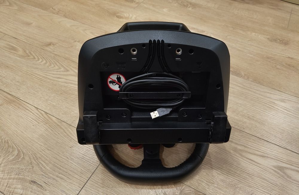 Logitech g 29+shifter+захранващ кабел+3 педала.